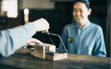 写真：畑で作業中の研修プログラムの様子